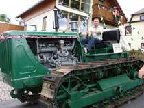 Anrollen der T100 Raupe am Adorfer Berg zum Umzug beim Heimatfest 2004