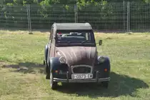 abgestellte Ente als Gartenschmuck (Pineda de Mar/Spanien, 31.05.2015)