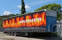 . Sattelauflieger am Strassenrand, man k�nnte meinen er w�rde lichterlo brennen.  28.06.2015