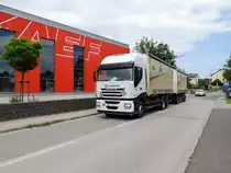 IVECO STRALIS-420 im Einsatz für DB-schenker, mit zwei WAB´s auf der schmalen B143 bei Ried; 150529