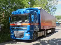 . Dieser Daf XF Sattelzug wartet am Straßendrand auf die Weiterfahrt.  28.06.2015