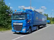 DAF XF Sattelzug, abgestellt auf einem Parkplatz. 28.06.2015