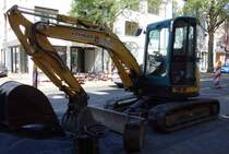 Yanmar-Bagger steht auf einer Baustelle in Fulda im Juni 2015