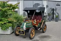 De Dion Bouton vor dem Pantheon in Muttenz. Die Aufnahme stammt vom 27.06.2015.
