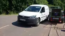 VW Caddy der Firma Tuboscope steht auf einer Baustelle in der Gemarkung von 36100 Petersberg-Marbach im Juli 2015