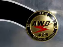 AWO 425, Tankemblem an einem Oldtimer-Motorrad der VEB Fahrzeug-und Ger�tewerke Suhl/Th�ringen, von 1950-61 wurden ca. 127.000 dieser 1-Zyl.4-Takt-Maschine mit 12PS gebaut, Juli 2015