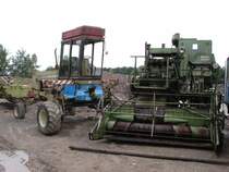 Alte DDR Erntetechnik vereint.Schwadm�her E303 mit Schneidwerkswagen nd M�hdrescher E175 auf dem Gel�nde der ehem. LPG in Adorf/Erzg. 2004