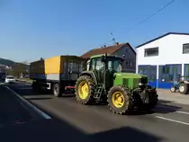 JD-6800 zieht einen Zweiachshänger auf der B124 in Richtung Königswiesen; 150319