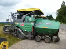 Vögele Super 1803-2 (Baujahr 2013, max. Betriebsgewicht 19850 kg, Leistung 129 kW) am 20.06.2015 in der Nähe von Trier