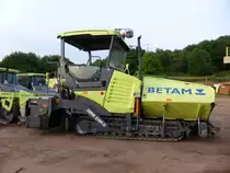 Vögele Super 2100-3i (Baujahr 2014, max. Betriebsgewicht 26750 kg, Leistung 186 kW) eingesetzt beim Bau der Ortsumgehung Konz-Könen, 31.05.2015