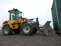 Volvo L 35B Pro (Baujahr 2013, Gewicht 7200 kg) am 21.06.2015 auf einer Baustelle bei Trier-Föhren