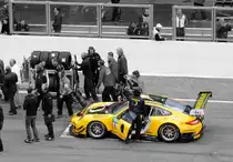 Viel los beim Porsche 911 GT3 R, von GW IT Racing Team Schütz Motorsport in der Startaufstellung ca.5 Minuten vor Rennbeginn des ADAC GT Master am 20.6.2015 in Spa Francorchapms. Colorkey 