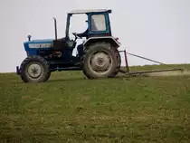 FORD-Traktor (Schlepper) mit einer Wiesenegge; 150321