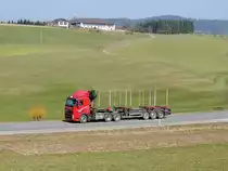 VOLVO,Holztransporter; in Mühlviertler Landschaft, am Weg zur nächsten Beladung; 150323