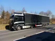 DAF XF105.460 mit Auflieger, komplett in schwarz gehalten auf der Mühlviertler Bundesstraße B124 in Richtung Linz; 150319