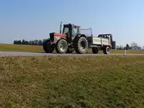 CASE-INTERNATIONAL mit entleertem Düngerstreuer; 150319