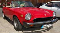 Fiat 124 Spider, gesehen beim Ortsjubiläum von Eiterfeld-Großentaft im Juni 2015