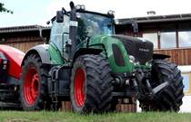 dieser Fendt repräsentierte die junge Traktorengeneration, gesehen beim Ortsjubiläum von Eiterfeld-Großentaft im Juni 2015