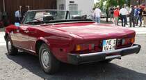 Fiat 124 Spyder, gesehen beim Ortsjubiläum von Eiterfeld-Großentaft im Juni 2015