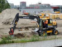 VOLVO EW160D führt mit einer Leistung von rd. 88kW, bzw. 120PS Erdaushubarbeiten durch; 150615