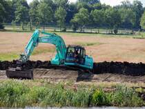 KOBELCO SK260LC, Leistung:131kW und eine Grabkraft des Löffels von 170kN bzw.187kN mit Power-Boost; 150615