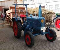 Lanz steht bereit für die Dreschmaschinenvorführung, gesehen beim Ortsjubiläum von Eiterfeld-Großentaft im Juni 2015