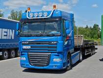 . Schwerlasttransporter mit Daf XF Zugmaschine stand am 28.06.2015 auf eiem Parkplatz.
