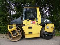 Bomag BW 154 ACP ( Baujahr 2010, Gewicht 8.700 kg, Leistung 55,4 kW) abgestellt auf einem Parkplatz an der B268 in der Nähe von Pellingen, 20.06.2015