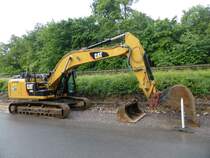 Caterpillar 329E L (Baujahr 2014, Gewicht 29.670 kg, Leistung 179 kW) am 23.06.2015 in der Nähe von Contern (Lux.)