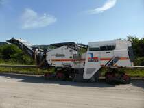 Wirtgen W 2000 (Baujahr 2009, Leergewicht 27.700 kg, max. Betriebsgewicht 30.000 kg, Leistung 433 kW) eingesetzt bei Arbeiten an der B419 zwischen Wasserliesch und Oberbillig, 28.06.2015