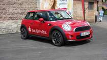 Mini als Werbeträger für die Sparkasse Fulda, ausgestellt beim Ortsjubiläum von Eiterfeld-Großentaft im Juni 2015