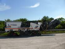 Wirtgen W 210i (Baujahr 2012, Leergewicht 26.600 kg, max. Betriebsgewicht 28.800 kg, Leistung 283+224 kW) eingesetzt bei Arbeiten an der B419 zwischen Wasserliesch und Oberbillig, 28.06.2015