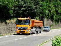 Mercedes Benz Actros Muldenkipper am 10.07.15 bei Neckargemünd 