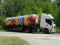 Die Prinzen-Rolle hängt an einem IVECO Stralis 480 am 11.07.2015 in Lützen.