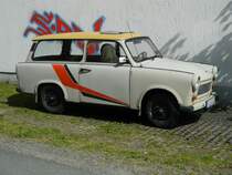 Trabant P601 Kombi  de luxe  mit (vermutlich original) Bi-Color-Lackierung, Heckscheibenheizung, Glasdachausstellfenster und linken Außenspiegel, gesehen am 11.07.2015 in Klingenthal.
