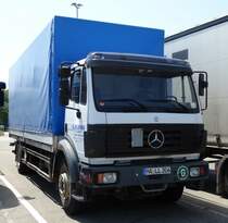 Ein älterer Mercedes Benz LKW am 11.07.15 in Ludwigshafen 