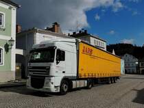 DAF XF105.480 von japo-Transporte mit Auflieger #154, am steilen Marktplatz von Bad-Zell; 150304