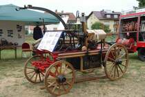 Das Bild zeigt die Handdruckspritze der Freiwilligen Feuerwehr von 36100 Petersberg-Marbach. Gehegt und gepflegt durch die Historik-AG wird dieses Schätzchen für die Nachwelt erhalten.
Die Handdruckspritze wurde 1910 von der Firma C. Schäfer aus Eschwege gefertigt und beim  Tag der offenen Tür  im Juli 2015 den Gästen präsentiert.