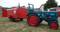 Hanomag R16 mit angehängtem Tragkraftspritzenanhänger. Hier zeigt die Freiwillige Feuerwehr von 36100 Petersberg-Marbach beim  Tag der offenen Tür  2015 dörfliche Einsatzmöglichkeiten aus der Zeit um 1960. Ein gerade verfügbarer Traktor brachte damals den TS-Anhänger zum Brandort.