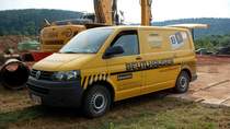 VW T5 als Servicefahrzeug der Firma  Liebherr-Service Beutlhauser , gesehen auf einer Baustelle in 36100 Petersberg-Marbach, Juli 2015