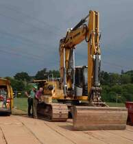 Liebherr 924 wird durch einen Mitarbeiter der Firma Beutlhauser wieder flott gemacht. Gesehen auf einer Baustelle der Firma  Bohlen & Doyen  in 36100 Petersberg-Marbach im Juli 2015