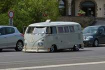 . VW T1 mit sehr tief gelegter Federung, ob der wohl so durch den Tv kam? Juli 2015  