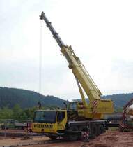 Liebherr-Autokran der Firma  Wiemann  steht auf der Baustelle von  Bohlen & Doyen  in 36100 Petersberg-Marbach, Juli 2015