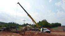 Liebherr-Autokran der Firma  Wiemann  steht auf der Baustelle von  Bohlen & Doyen  in 36100 Petersberg-Marbach, Juli 2015