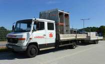 MB Vario der Firma  Schleicher  als Doppelkabiner mit Ladepritsche, abgestellt auf einem Parkplatz in Giebergemünd im Juli 2015
