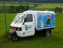 Diese Piaggio Ape stand am 25.05.2015 auf einer Wiese zwischen Ettelbruck und Diekirch