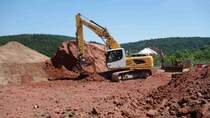 Liebherr 924 von  Bohlen & Doyen  eingesetzt auf einer Baustelle in 36100 Petersberg-Marbach, Juli 2015