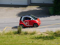 Roter Smart mit Werbung unterwegs in der Stadt Luzern am 04.07.2015