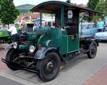 selbstfahrende Bandsäge, gesehen bei der Oldtimerausstellung der  Alten Zylinder  Hilders im Juni 2015. Das Fahrgestell stammt von einem Adler-Pkw aus der Zeit vor dem 2. Weltkrieg. 