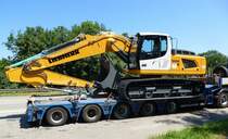 Liebherr 926, fabrikneuer Raupenkettenbagger auf dem Weg zu seinem neuen Besitzer, Juli 2015